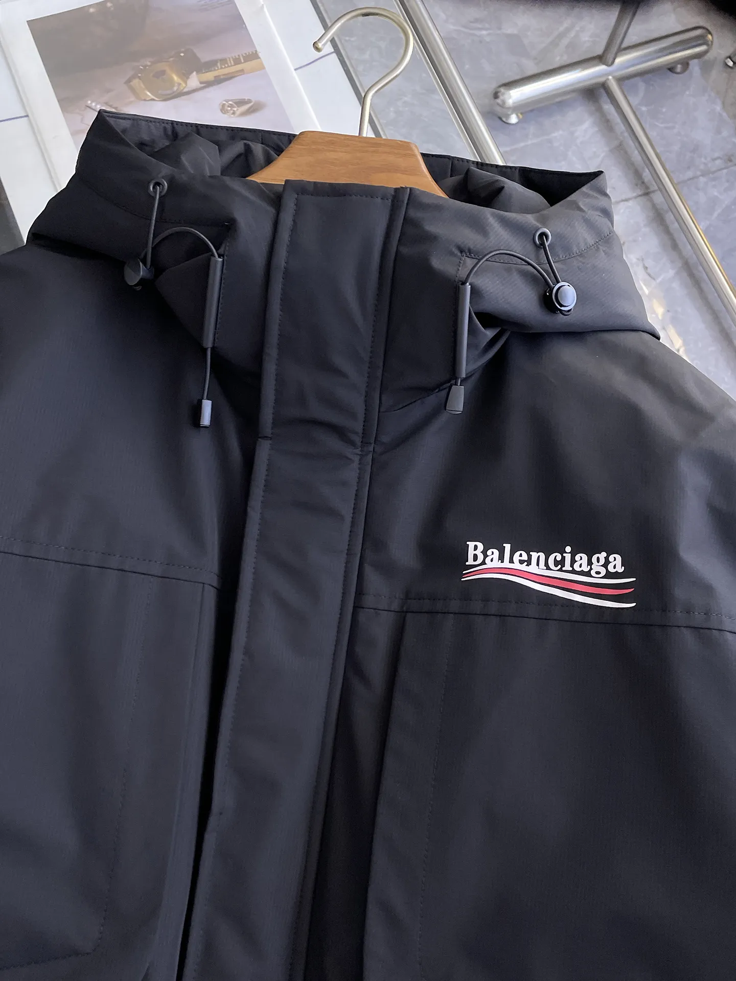 Balenciaga 2026 Autumn and Winter New Arrival Down Jacket. Original 1:1 customized hardware accessories, all imported and original customization. Welcome to compare at the counter. Absolutely high quality. Made of top-grade 95 down. Super soft. Full and fluffy. Super heavy workmanship. Fabric workmanship. 👍Perfect version. Note⚠The fabric is super comfortable. Exclusive model. Non-market goods. A 1 Same Style Size for men and women: M ~ XXXL